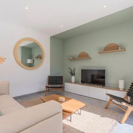 Bright And Renovated House For 8 People Parking