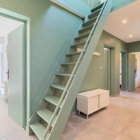 Guest house Bright And Renovated House For 8 People Parking