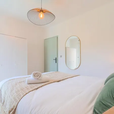 Bright And Renovated House For 8 People Parking