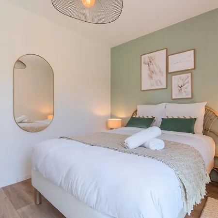 Bright And Renovated House For 8 People Parking *