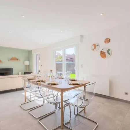 Bright And Renovated House For 8 People Parking