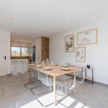 Guest house Bright And Renovated House For 8 People Parking